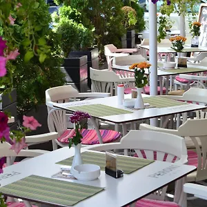 Les Jardins Carol Hotel